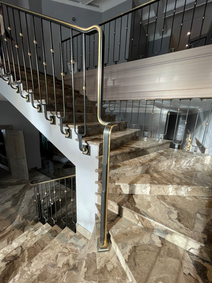 Лестничное ограждение в загородном доме в стиле ар-деко