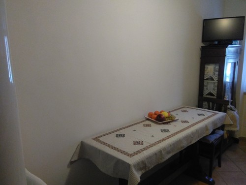 Come completare la parete in cucina: help me!!! Tavolo da muro colore scuro