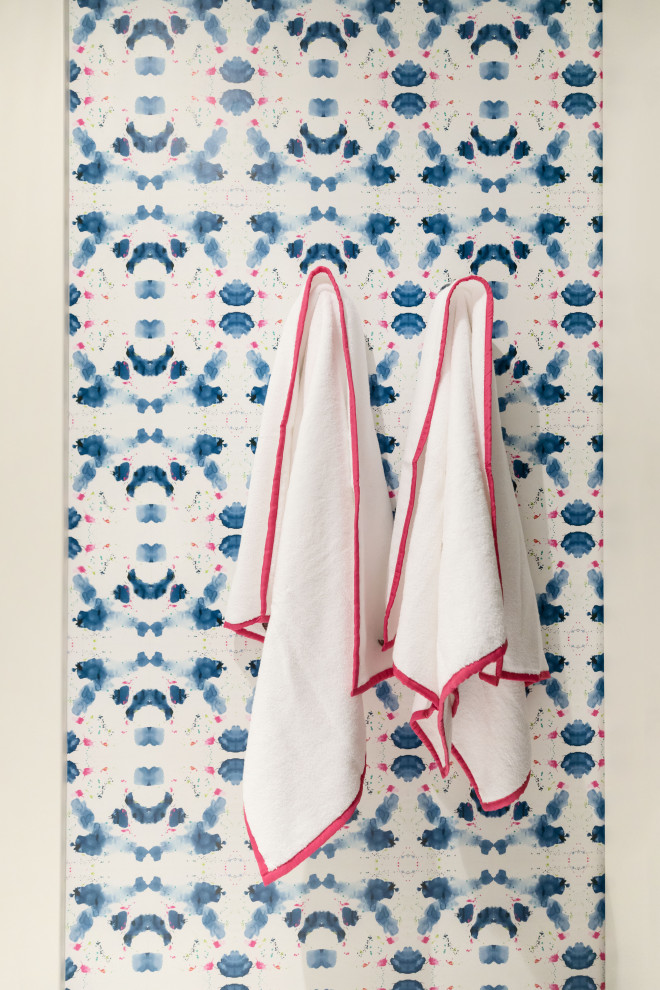 Foto de cuarto de baño doble costero de tamaño medio con puertas de armario azules, suelo con mosaicos de baldosas y machihembrado