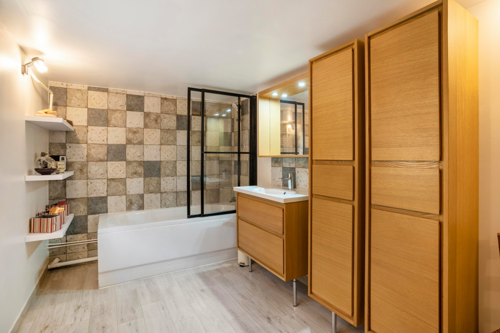 Свежая идея для дизайна: главная ванная комната среднего размера в стиле шебби-шик с плоскими фасадами, коричневыми фасадами, накладной ванной, душевой комнатой, синей плиткой, керамической плиткой, бежевыми стенами, полом из керамической плитки, консольной раковиной, столешницей из талькохлорита, бежевым полом, душем с раздвижными дверями, белой столешницей, тумбой под одну раковину и напольной тумбой - отличное фото интерьера