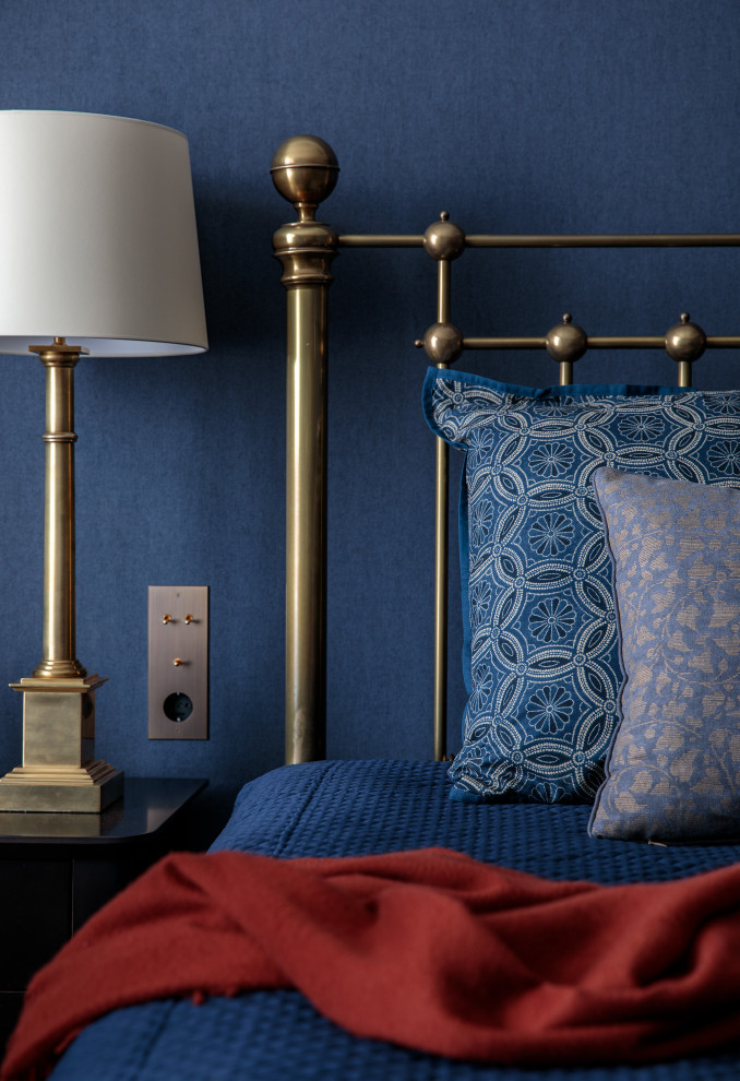 Стильный дизайн: хозяйская спальня среднего размера в классическом стиле с синими стенами и акцентной стеной - последний тренд
