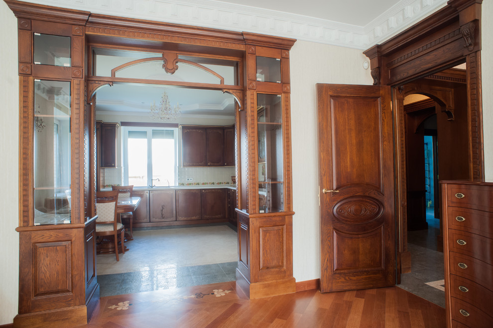 Вид из гостиной в кухню. Шкафы-витрины оформляют арочный проём.