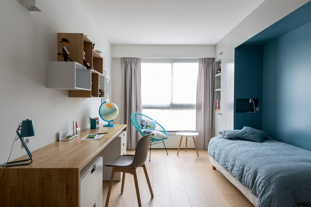 Mid-sized contemporary kids' bedroom in Paris with multi-coloured walls and light hardwood floors for kids 4-10 years old and boys.