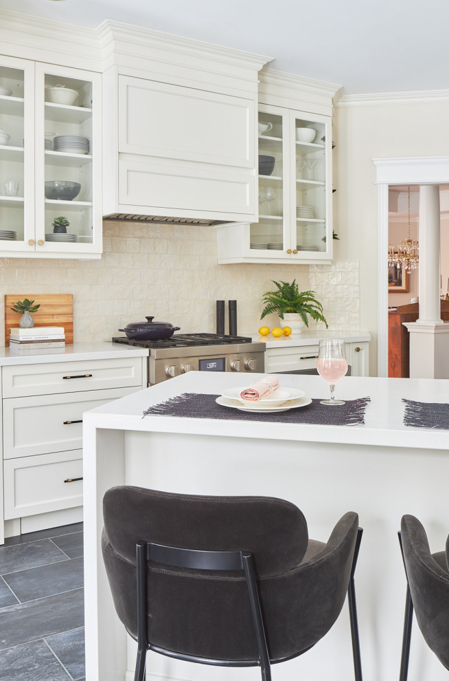 Kitchen - transitional kitchen idea in Toronto