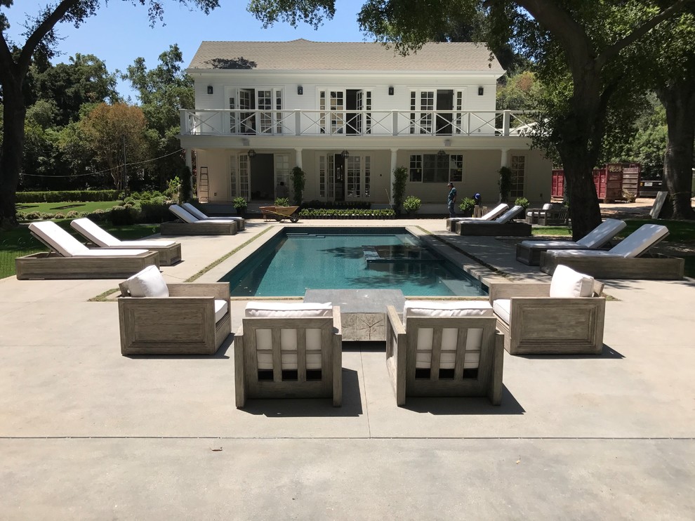 Großes Klassisches Sportbecken hinter dem Haus in rechteckiger Form mit Pool-Gartenbau und Betonboden in Los Angeles