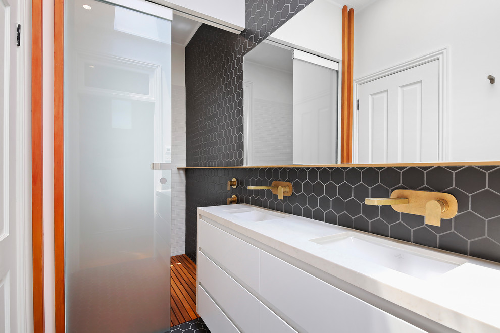 This is an example of a contemporary bathroom in Newcastle - Maitland.