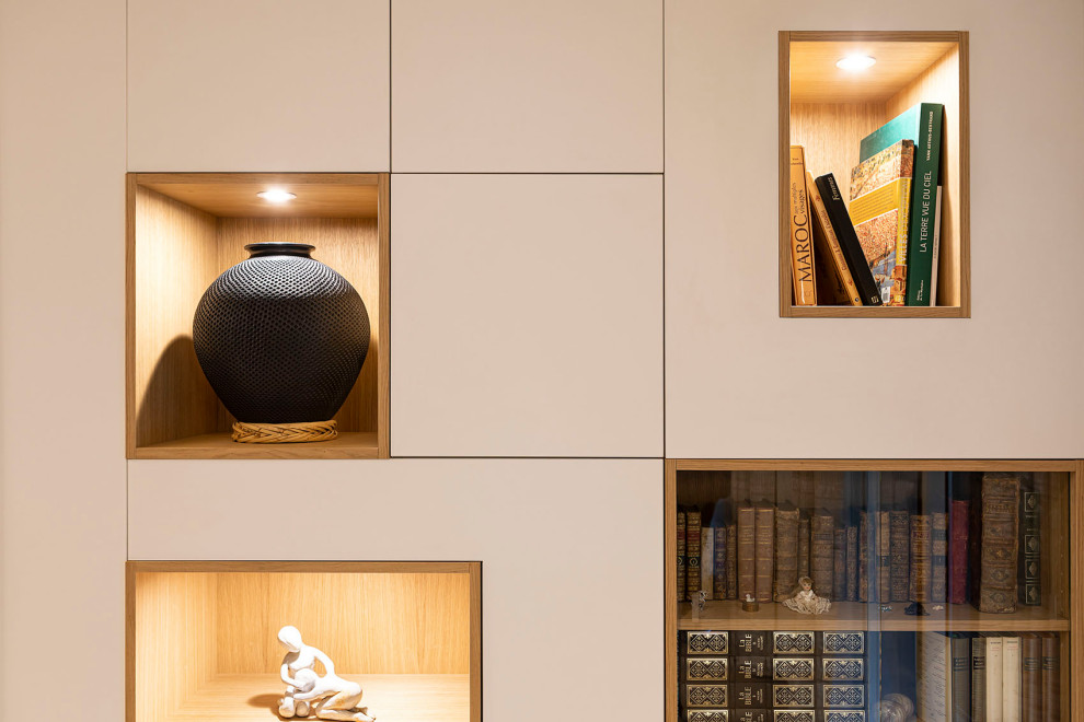 リヨンにある高級な中くらいなコンテンポラリースタイルのおしゃれな収納・クローゼット (造り付け、白いキャビネット、淡色無垢フローリング、ベージュの床) の写真