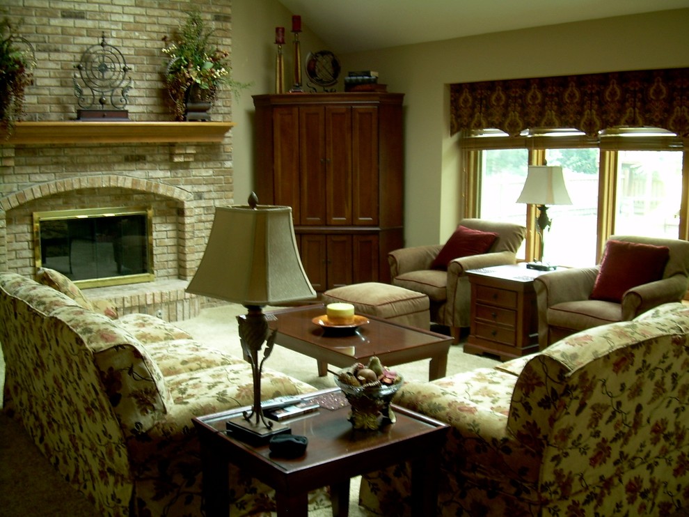 Photo of a traditional family room in Chicago.