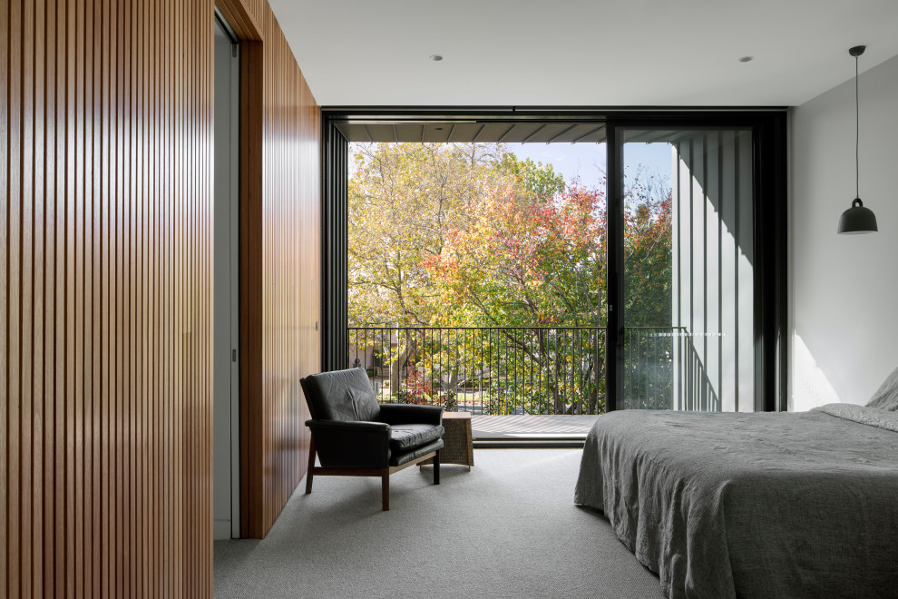 Свежая идея для дизайна: большая хозяйская спальня в стиле модернизм с ковровым покрытием, серым полом и деревянными стенами - отличное фото интерьера