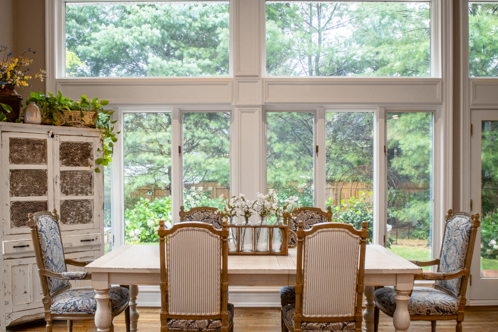 Aménagement d'une grande salle à manger ouverte sur le salon montagne avec un mur beige, parquet foncé, un sol marron et un plafond voûté.