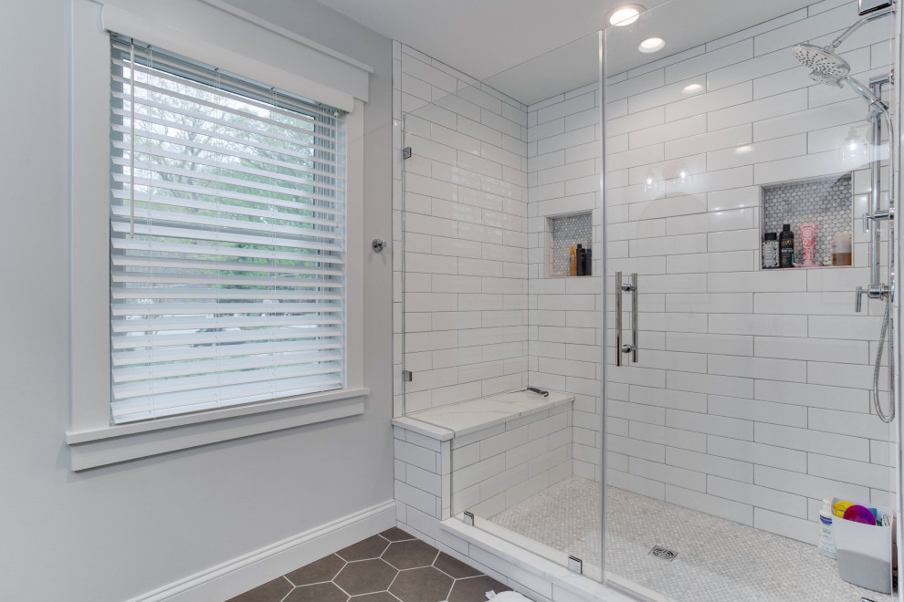 Idee per una stanza da bagno stile marino con doccia ad angolo e porta doccia a battente