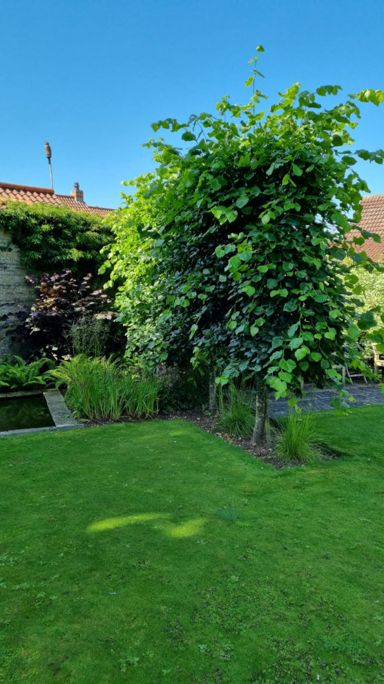 This is an example of a large traditional garden in Hertfordshire.