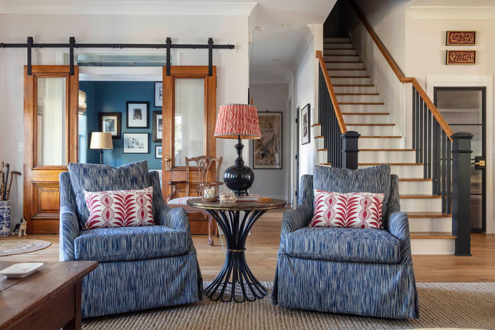Ispirazione per un soggiorno di medie dimensioni e aperto con pareti blu e parquet chiaro