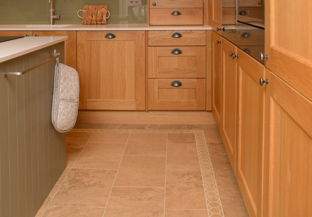 Gold Craft Oak Kitchen traditional-kitchen