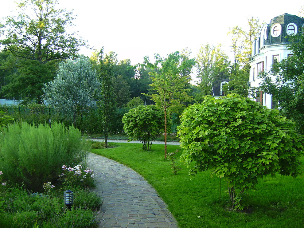 Прогулочная дорожка  из колотой брусчатки песчанника