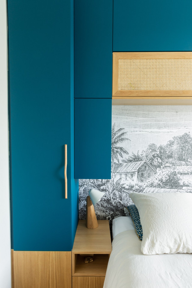 Kleines Hauptschlafzimmer mit blauer Wandfarbe, hellem Holzboden, beigem Boden und Tapetenwänden in Paris