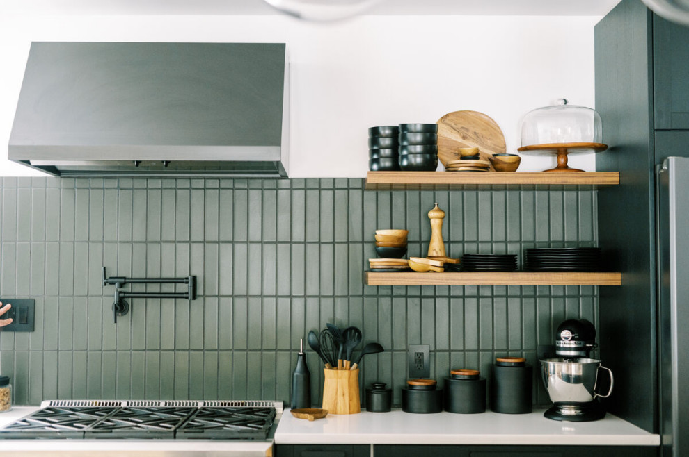 Diseño de cocina moderna pequeña con salpicadero gris y salpicadero de azulejos de cerámica