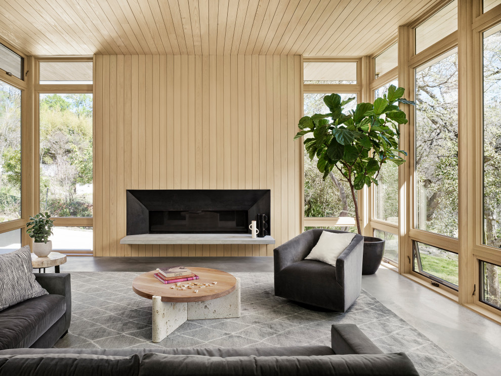 Idee per un soggiorno minimalista con camino lineare Ribbon, cornice del camino in metallo, soffitto in legno e pareti in legno