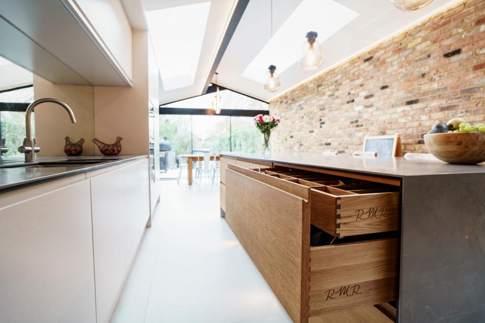 Kitchen - modern kitchen idea in London