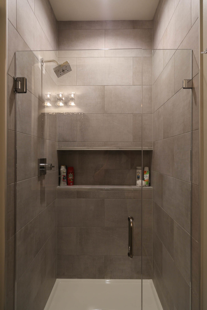 Mid-sized transitional kids' bathroom photo with raised-panel cabinets, light wood cabinets and quartzite countertops