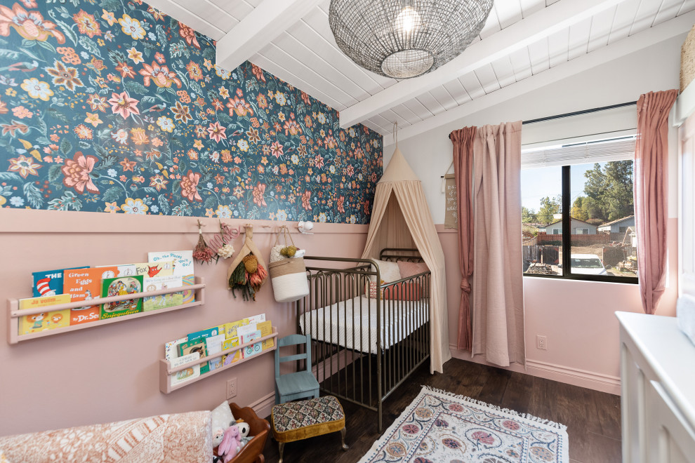 На фото: маленькая детская в стиле ретро с спальным местом, разноцветными стенами, паркетным полом среднего тона, коричневым полом и потолком из вагонки для на участке и в саду, ребенка от 1 до 3 лет, девочки с
