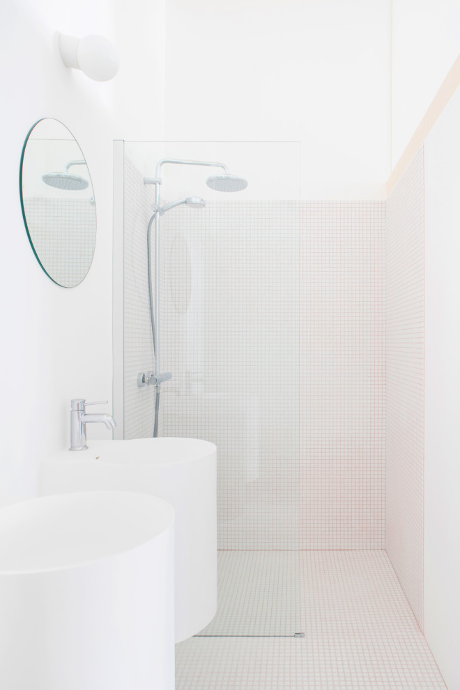 Стильный дизайн: ванная комната среднего размера в стиле модернизм с белыми фасадами, душем без бортиков, розовыми стенами, полом из мозаичной плитки, душевой кабиной, подвесной раковиной, розовым полом, открытым душем, окном, тумбой под две раковины и встроенной тумбой - последний тренд