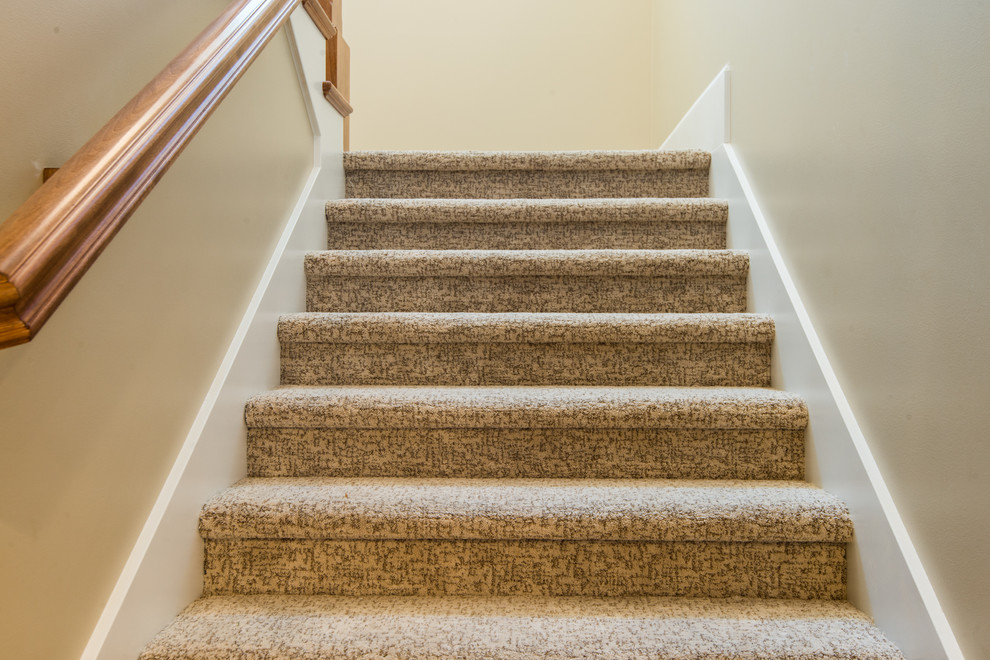 Photo of a mid-sized traditional carpeted staircase in Salt Lake City with wood risers.