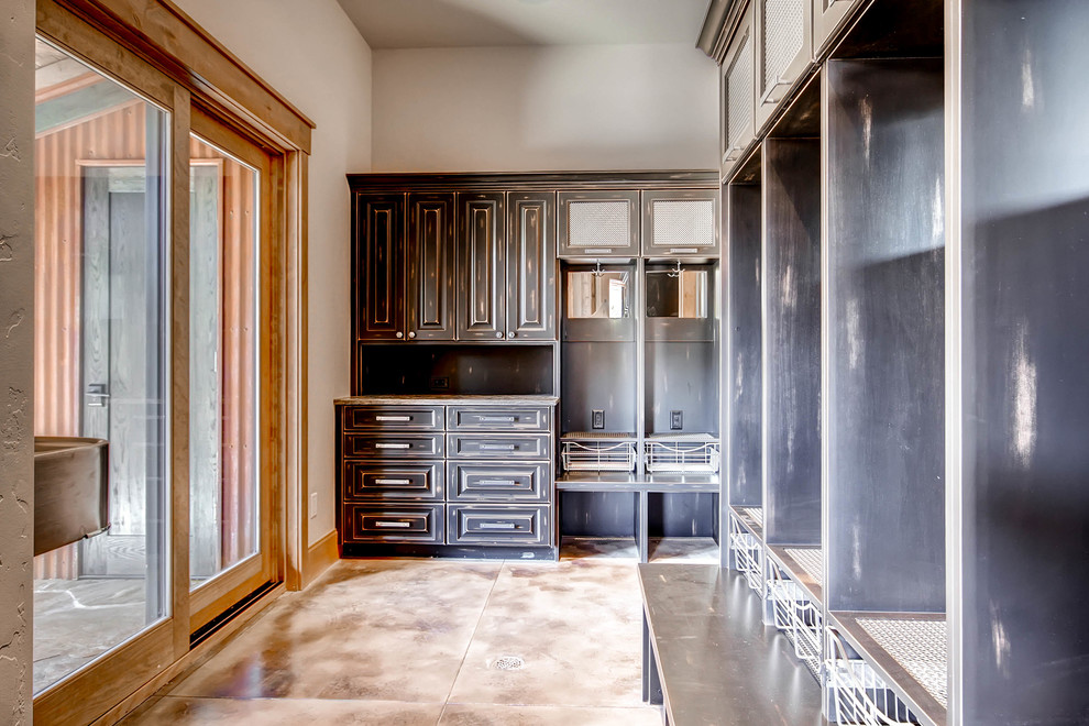 Example of a transitional entryway design in Denver