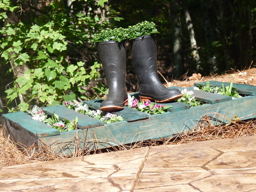 upcycle wood pallet for the garden