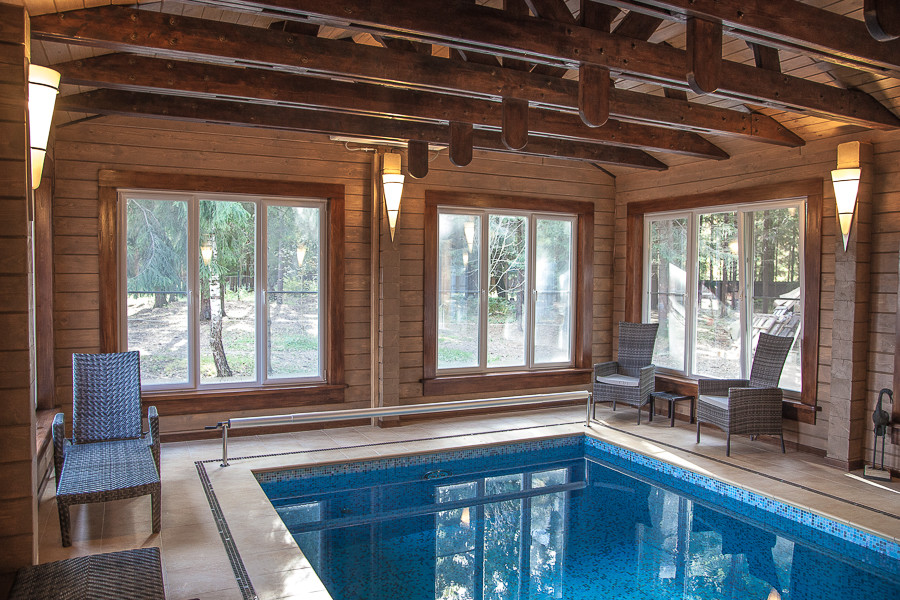 Бассейн в деревянном доме