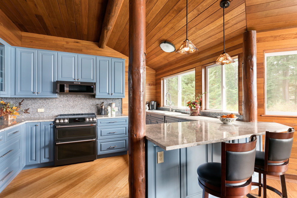 Пример оригинального дизайна: большая угловая кухня-гостиная в стиле рустика с врезной мойкой, фасадами с выступающей филенкой, синими фасадами, столешницей из кварцевого агломерата, синим фартуком, фартуком из стеклянной плитки, техникой из нержавеющей стали, полом из бамбука, полуостровом, коричневым полом, белой столешницей и деревянным потолком