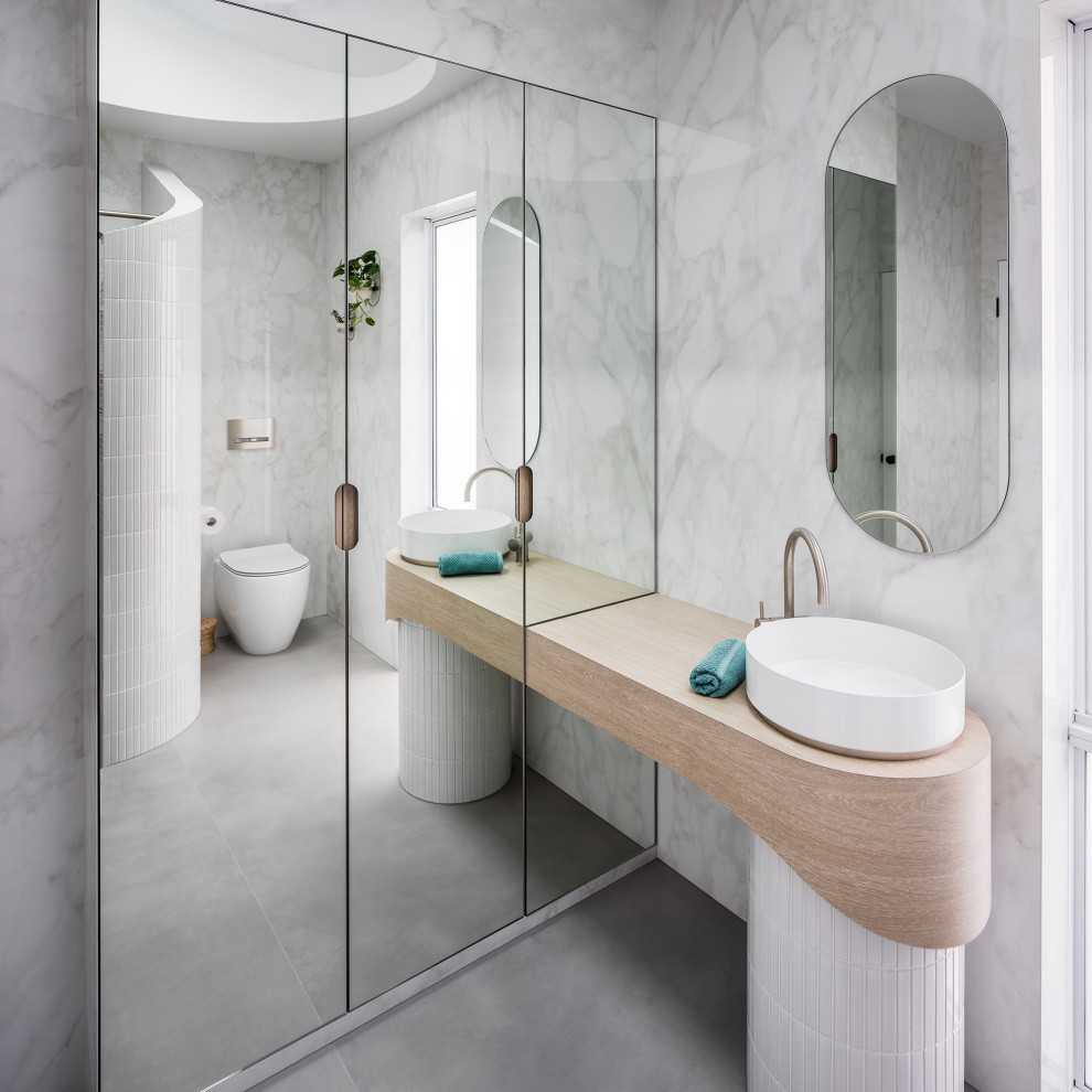 Immagine di una piccola stanza da bagno con doccia contemporanea con piastrelle bianche, doccia aperta, nicchia, un lavabo e mobile bagno freestanding