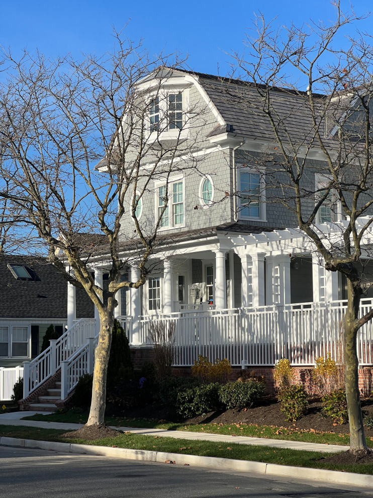 フィラデルフィアにあるラグジュアリーなトラディショナルスタイルのおしゃれな家の外観 (ウッドシングル張り) の写真
