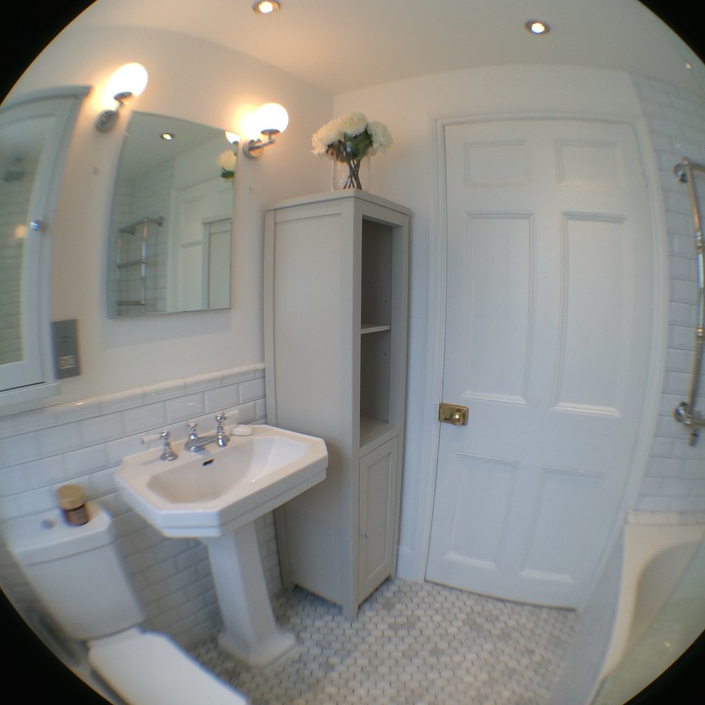 Esempio di una stanza da bagno classica con ante grigie, vasca/doccia, WC a due pezzi, piastrelle bianche, piastrelle in ceramica, pareti bianche e pavimento con piastrelle in ceramica