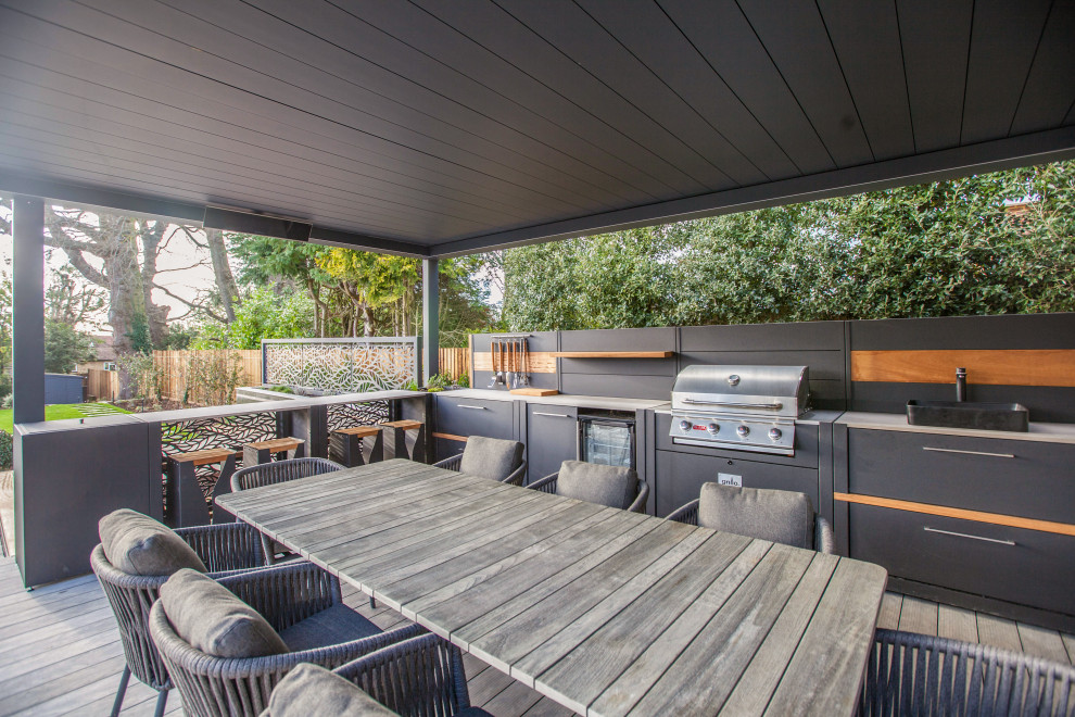 Mittelgroße Moderne Pergola Terrasse hinter dem Haus, im Erdgeschoss mit Outdoor-Küche in Surrey