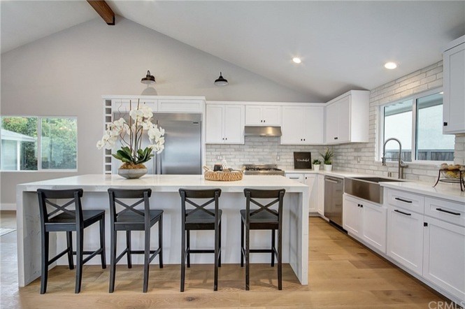 Example of a transitional kitchen design in Orange County