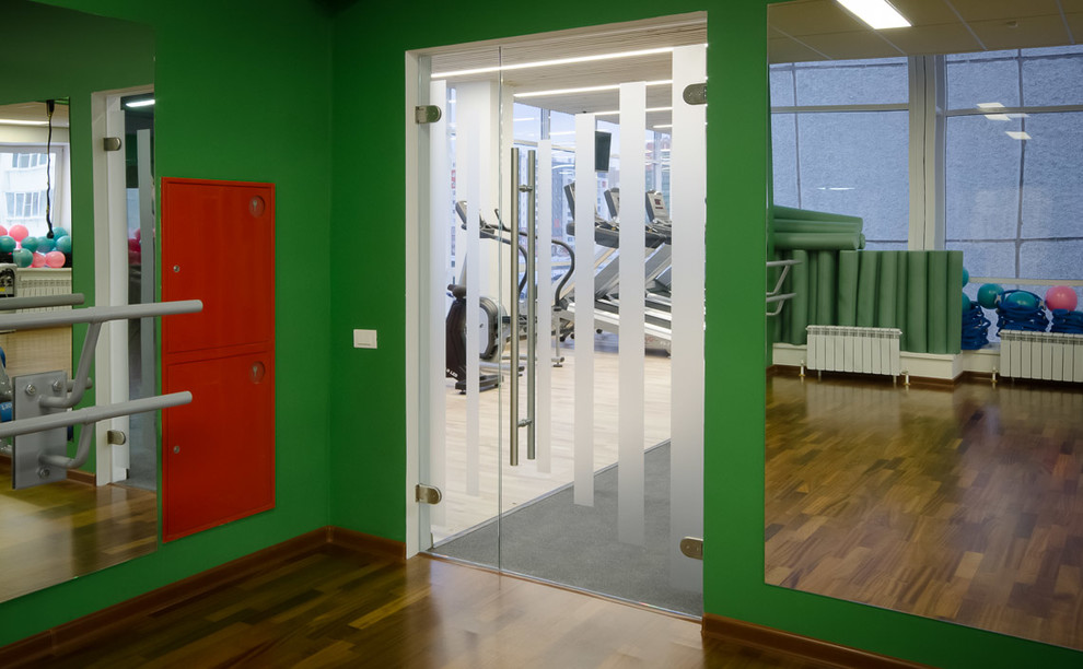 Источник вдохновения для домашнего уюта: йога-студия среднего размера в современном стиле с зелеными стенами и паркетным полом среднего тона
