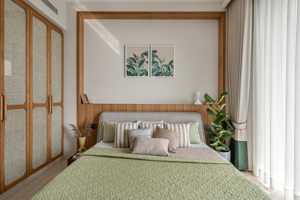 Kleines Gästezimmer mit beiger Wandfarbe, Marmorboden, beigem Boden und Wandpaneelen in Delhi