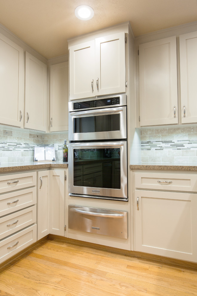 Design ideas for a traditional kitchen in Sacramento with an undermount sink, shaker cabinets, white cabinets, quartz benchtops, beige splashback, stainless steel appliances and no island.