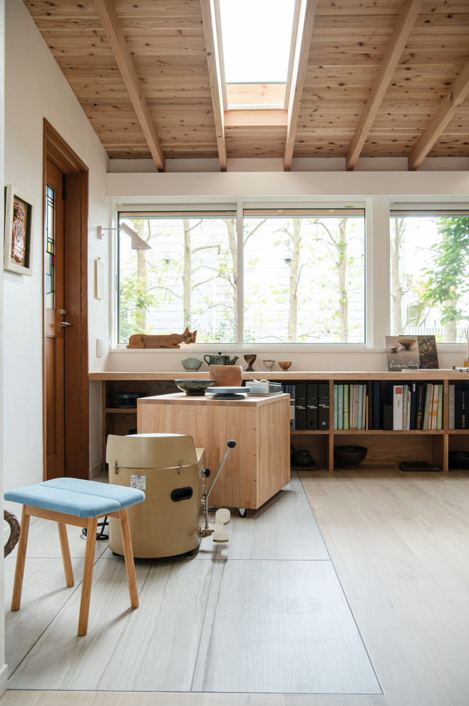 Inspiration för små amerikanska uterum, med plywoodgolv, takfönster och beiget golv