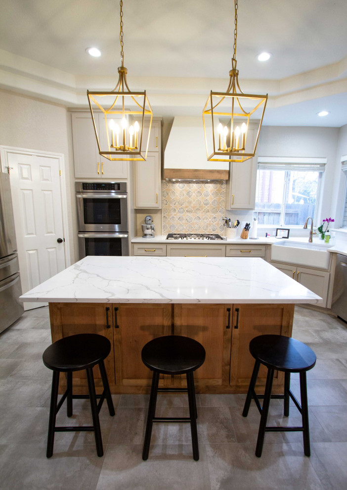 Transitional home design photo in Austin