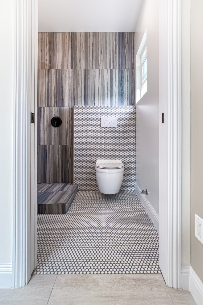 Пример оригинального дизайна: маленькая ванная комната в современном стиле с фасадами островного типа, серыми фасадами, угловым душем, инсталляцией, синей плиткой, керамогранитной плиткой, синими стенами, полом из мозаичной плитки, монолитной раковиной, столешницей из искусственного кварца, белым полом, открытым душем, белой столешницей, нишей, тумбой под одну раковину и напольной тумбой для на участке и в саду