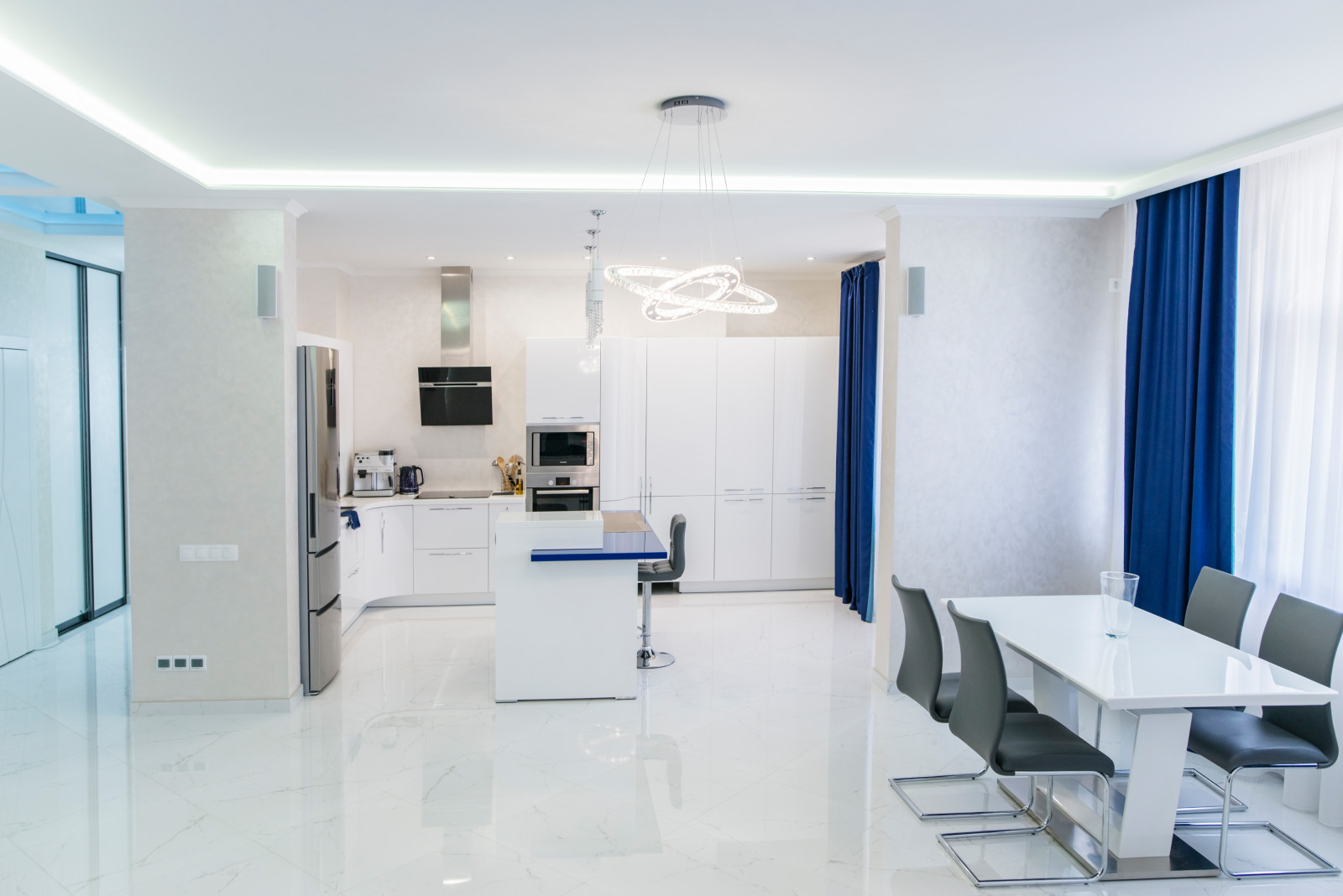 Столовая зона и кухня