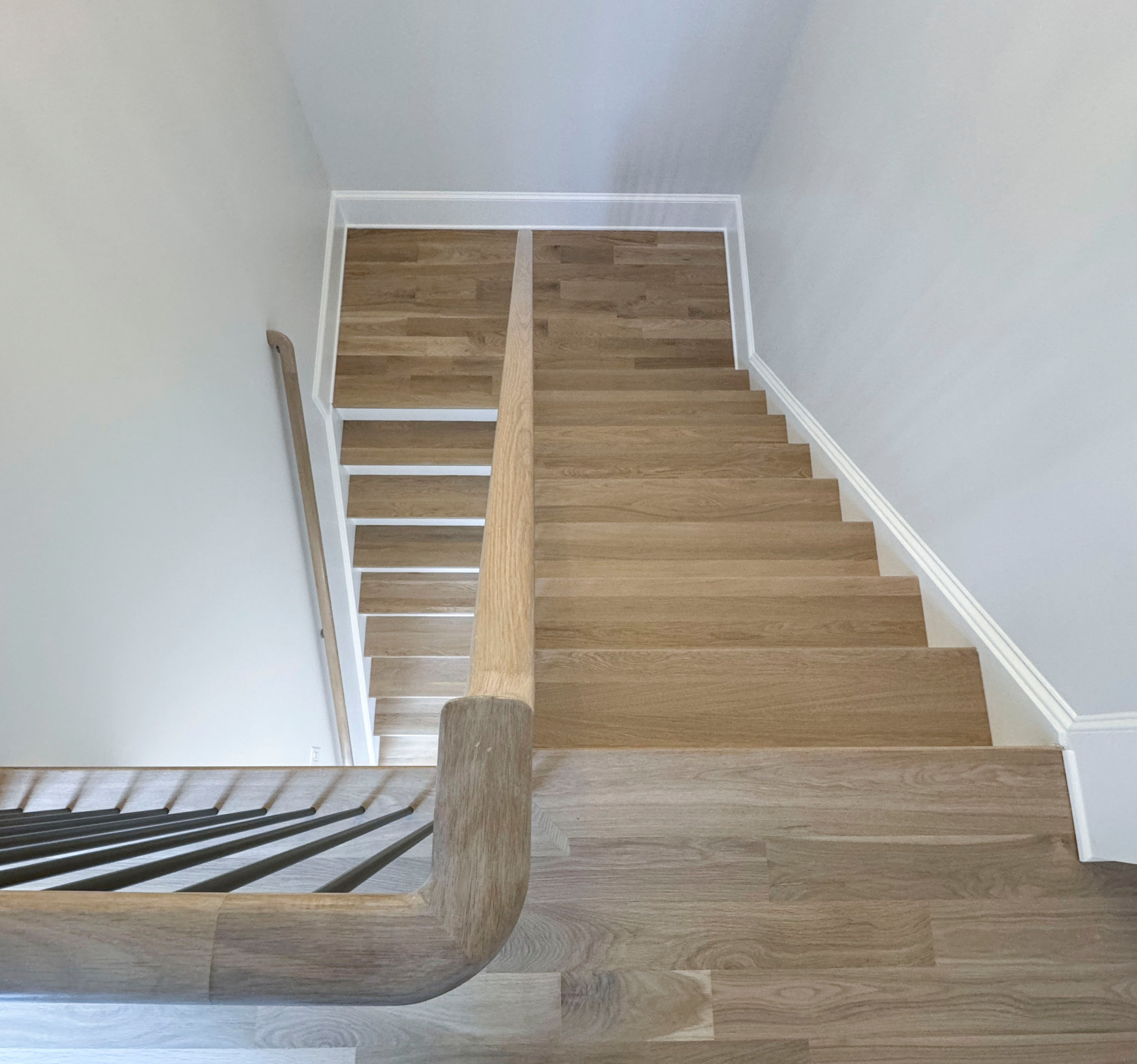 116_Elegant & Eye-catching Curved Staircase, Leesburg VA 20175