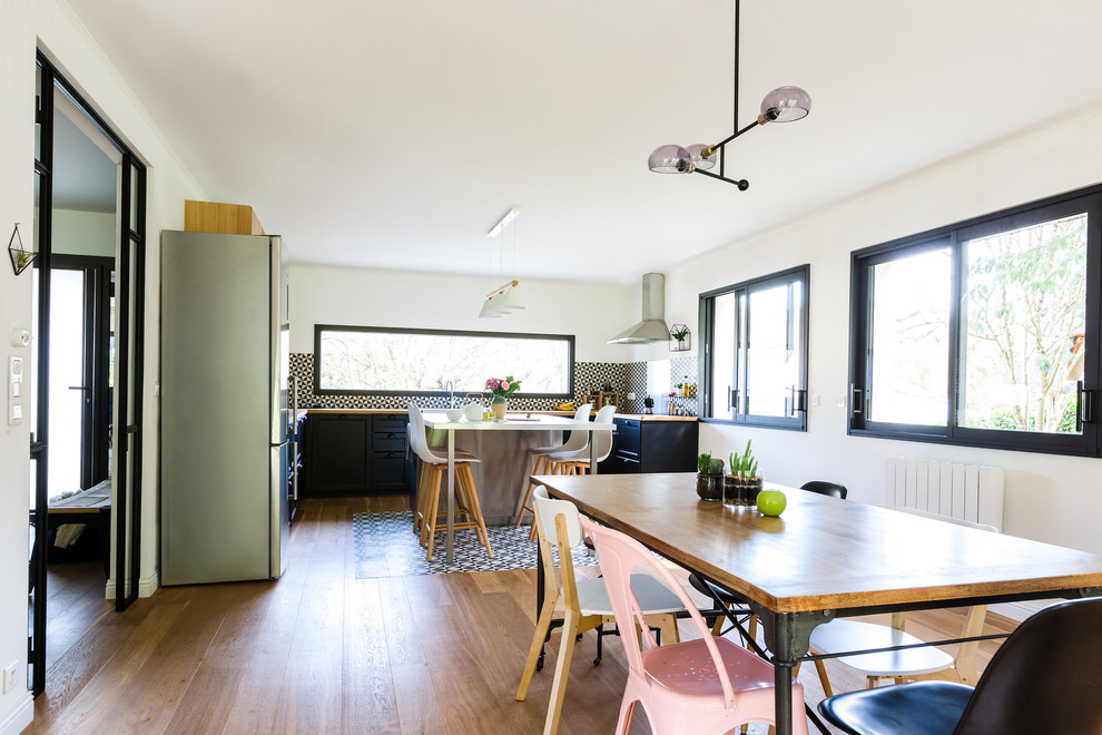 This is an example of a midcentury kitchen in Nantes.