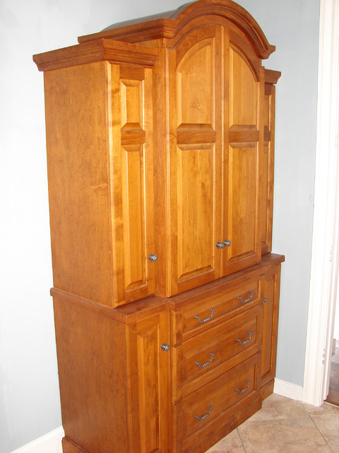 Daugherty Armoire modern-wohnbereich