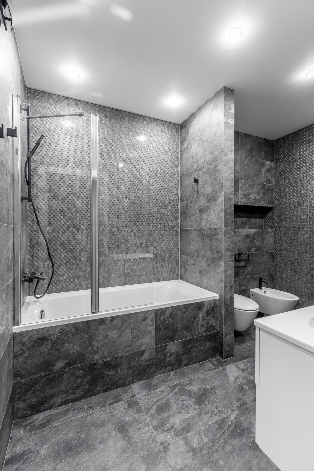 4-х комнатная квартира с черно-белой геометрией