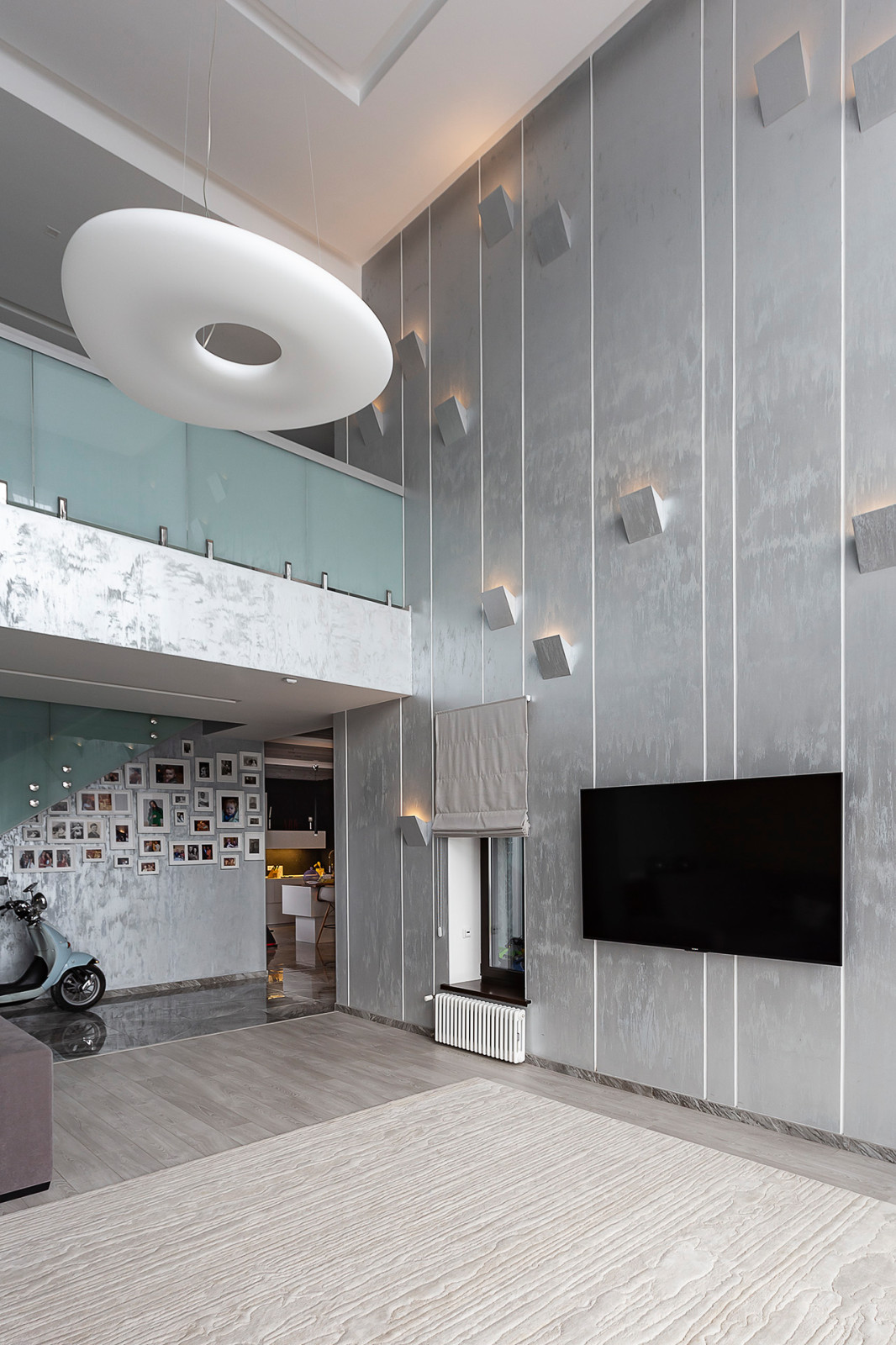 Дом с серебристыми стенами / House with silver walls