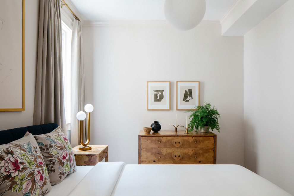 Imagen de dormitorio principal clásico renovado de tamaño medio con paredes beige, suelo de madera en tonos medios y suelo marrón