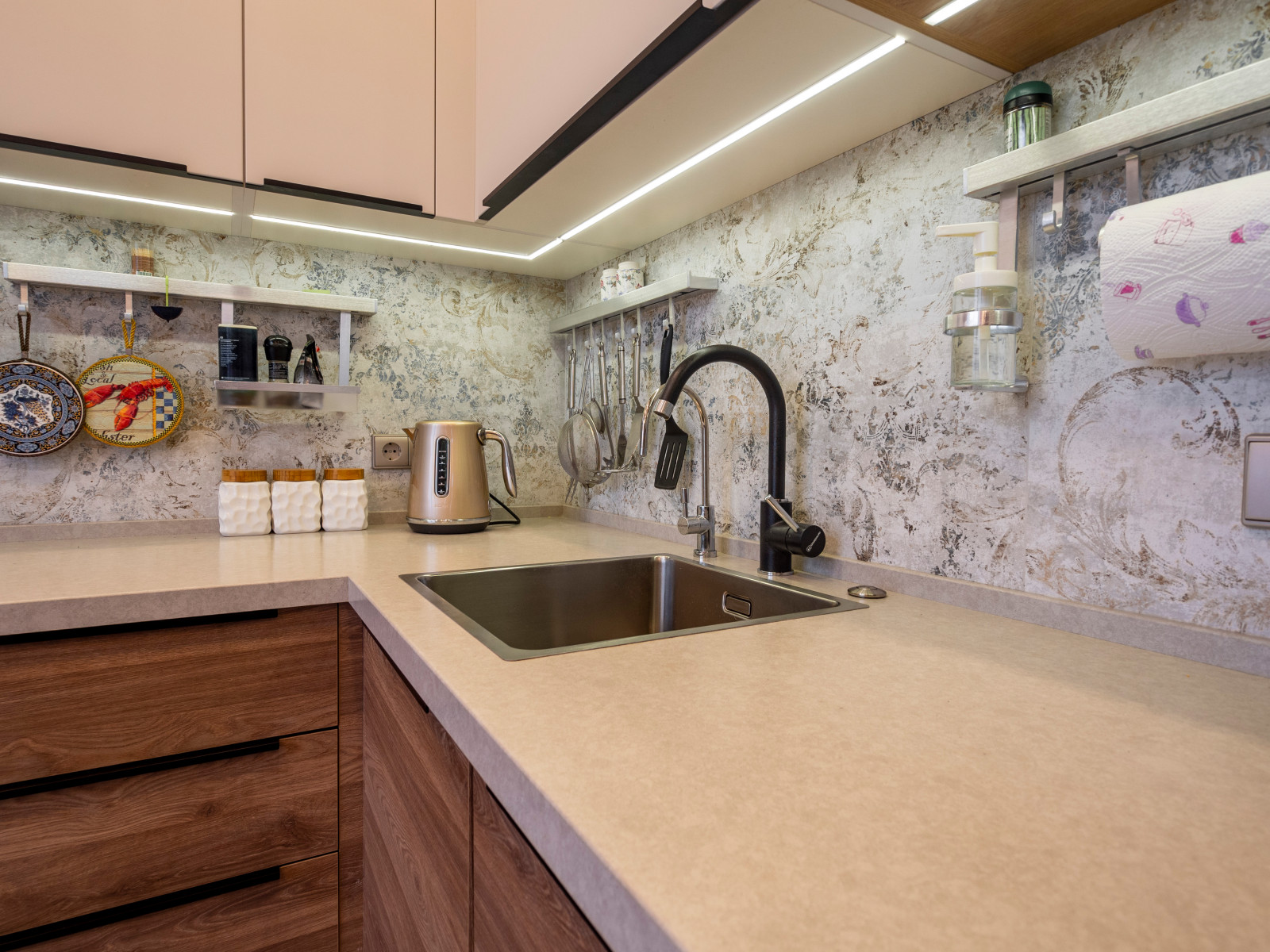 Кухня в минималистичном стиле и оформление ТВ-зоны